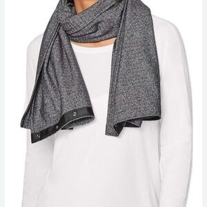 Lululemon Vinyasa Scarf like new - black & grey ultra fine stripe